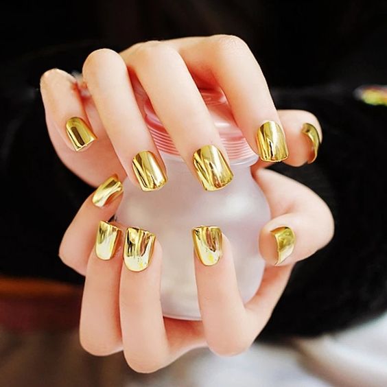 chromowe złote paznokcie
