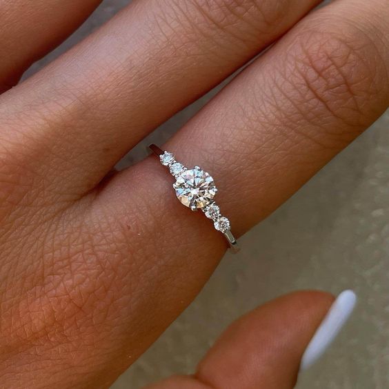 delikatny pierścionek zaręczynowy