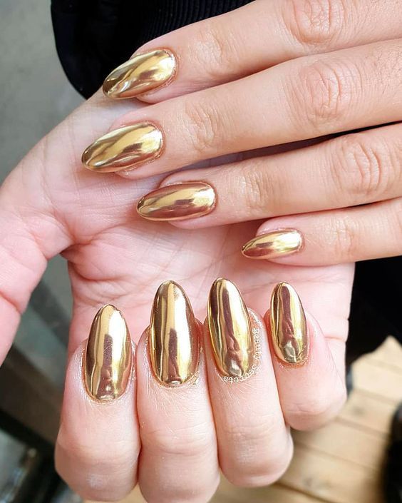 długie złote paznokcie