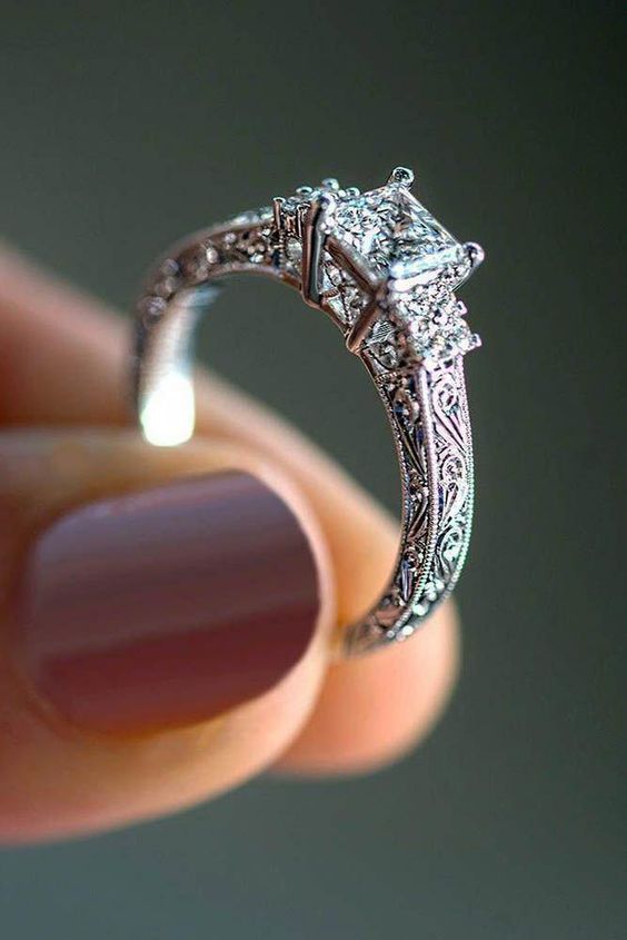 epicki pierścionek zaręczynowy