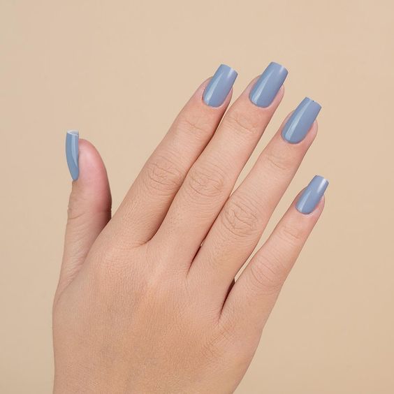 jesienny manicure tytanowy błękitny