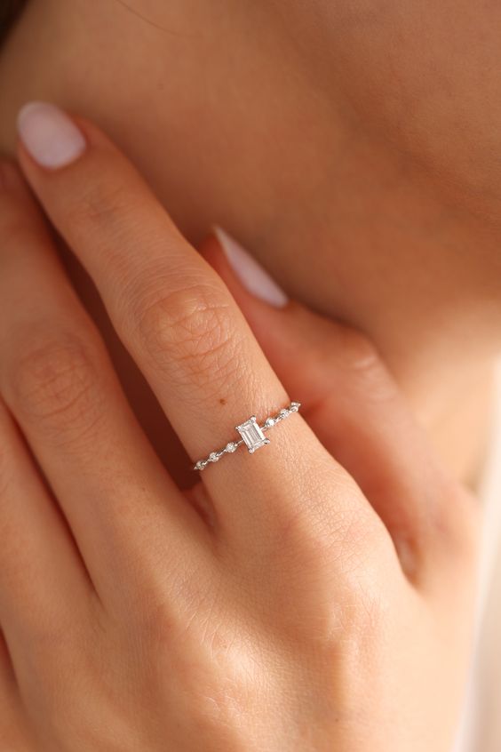 mały pierścionek zaręczynowy