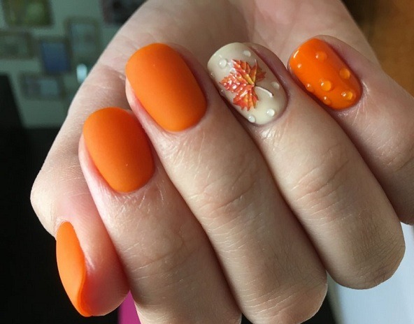 matowe pomarańczowe paznokcie