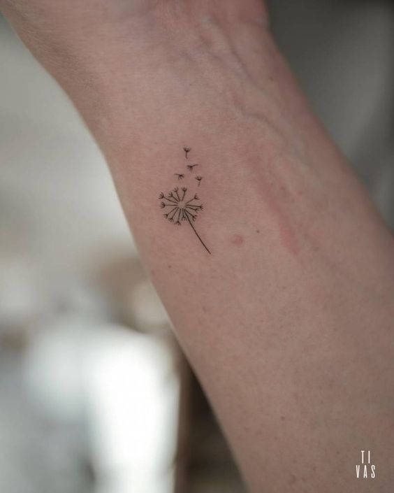 mikro tatuaż na nadgarstku przykład