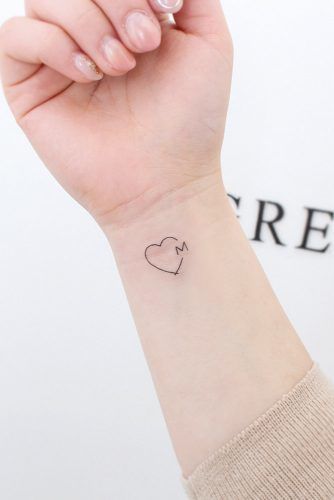 mini tatuaż na nadgarstku z sercem
