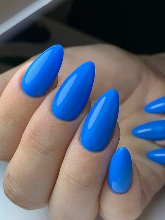 niebieskie błękitne paznokcie migdały