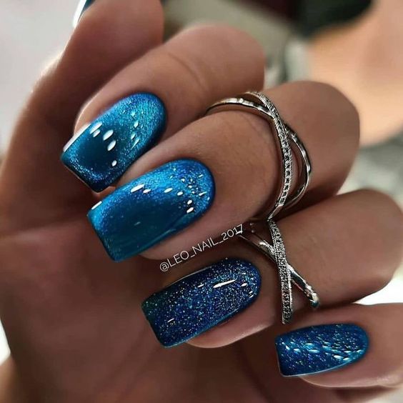 niebieskie błękitne paznokcie z brokatem