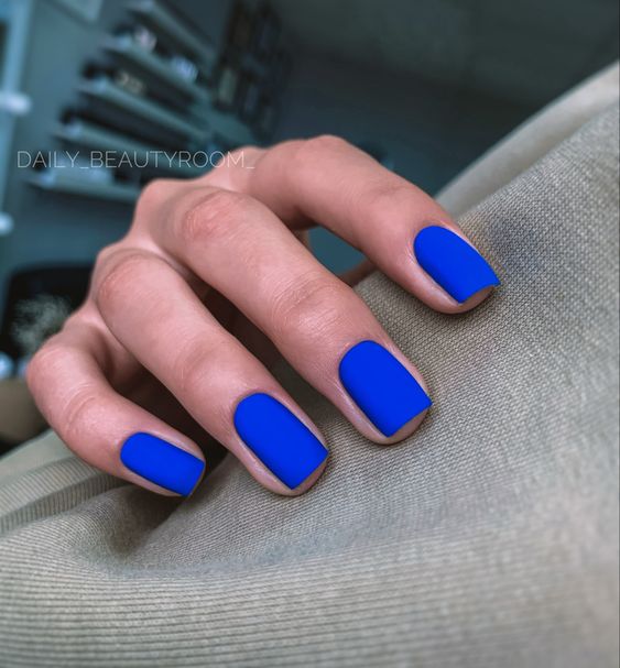 niebieskie matowe paznokcie