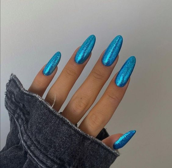 niebieskie paznokcie błękitne z brokatem