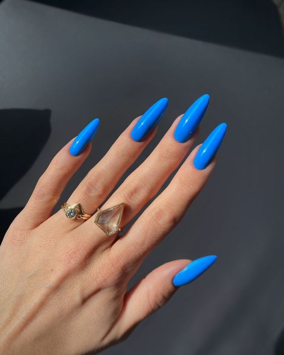 niebieskie paznokcie długie
