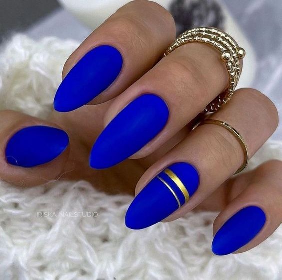 niebieskie paznokcie matowe ze zdobieniem