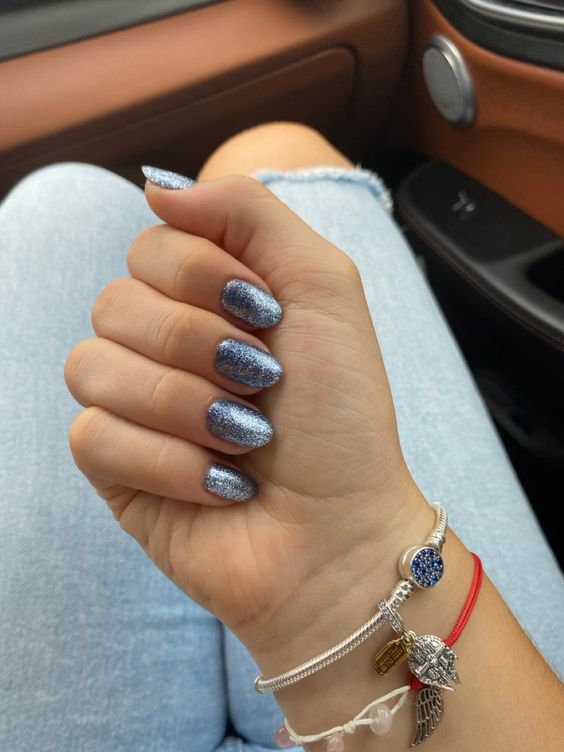 niebieskie paznokcie z brokatem inspiracje stylizacje
