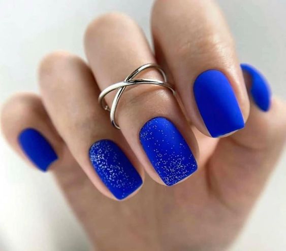 niebieskie paznokcie z brokatem inspiracje