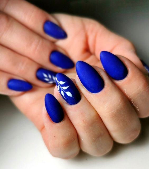 niebieskie paznokcie z motywem
