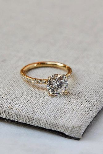 okrągły diament w pierścionku zaręczynowym