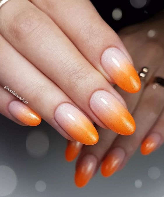 paznokcie pomarańczowe ombre nude