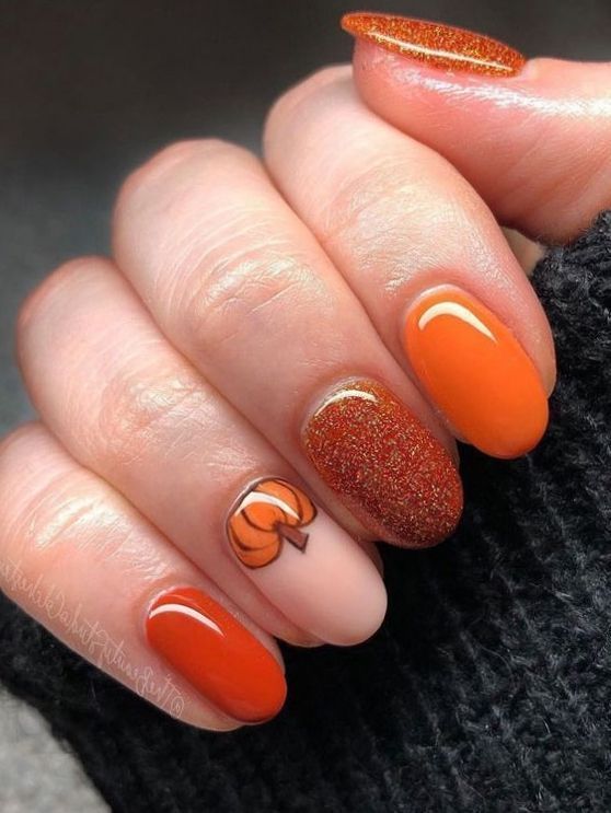 paznokcie pomarańczowe z brokatem jesienne