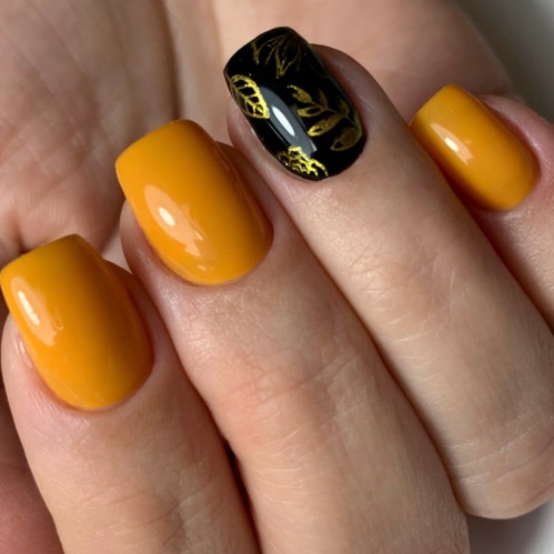 paznokcie pomarańczowe z czarnym wzorem