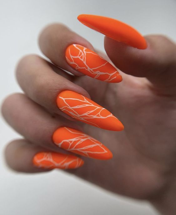paznokcie pomarańczowe z wzorkami