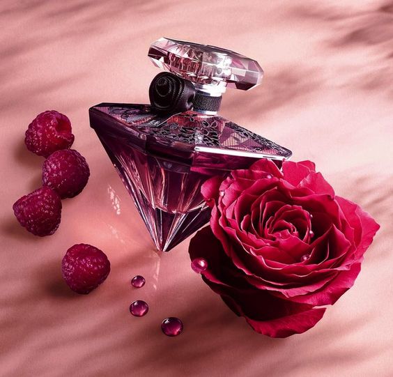 perfumy o nucie wiśniowej Lancôme - La Nuit Trésor
