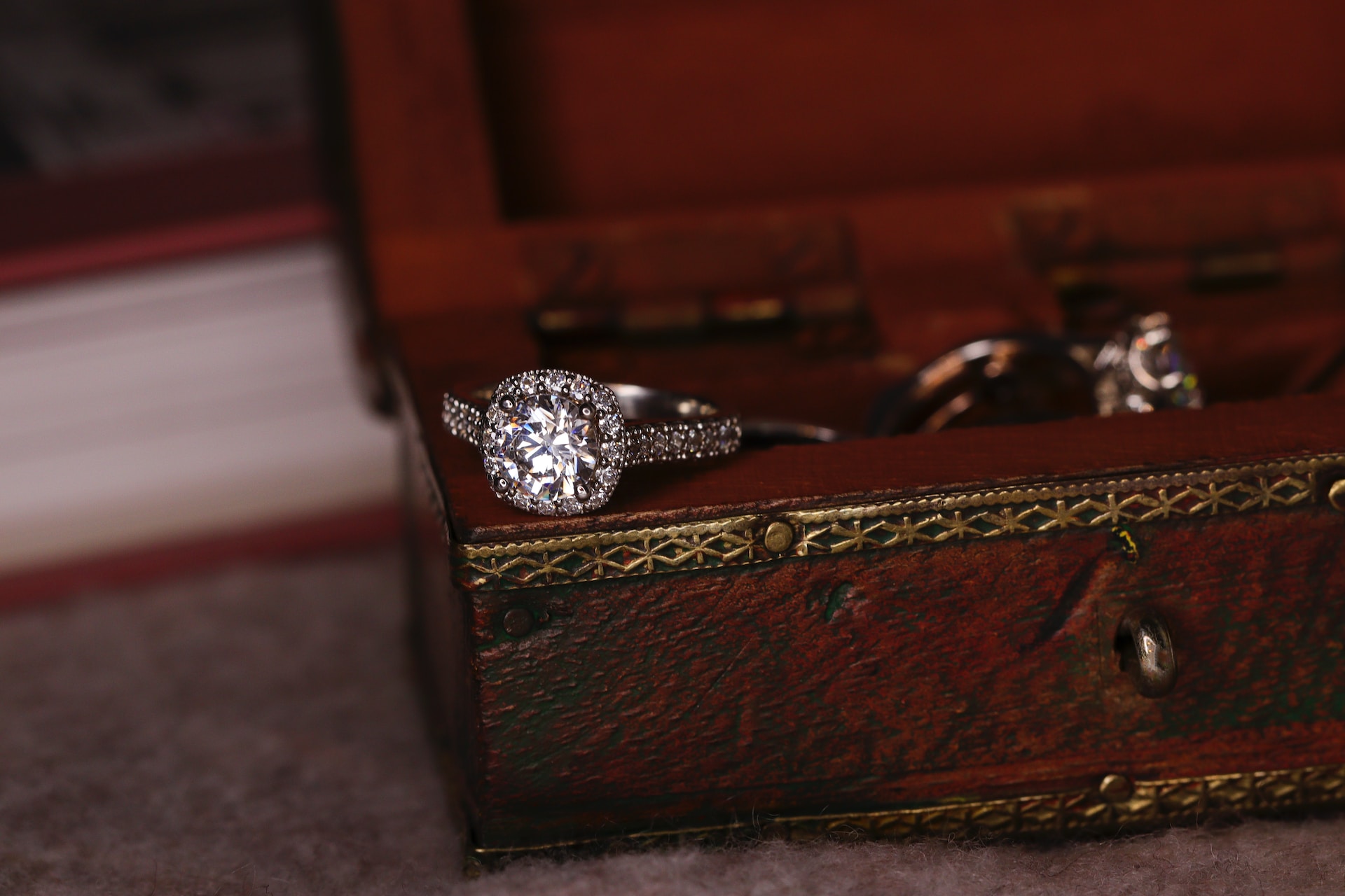 piękny pierścionek zaręczynowy