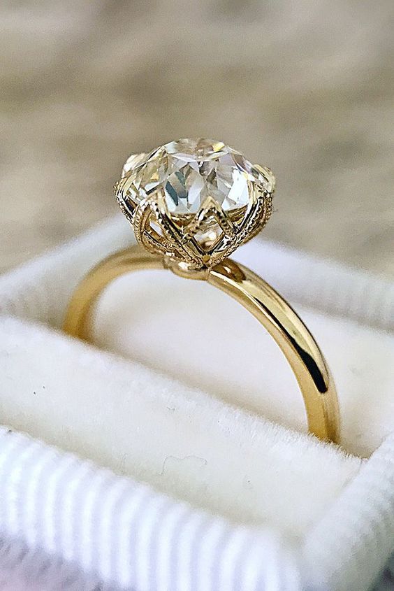 pięksny złoty pierścione zaręczynowy z diamentem