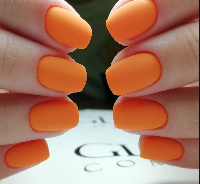 pomarańczowe paznokcie matowe inspiracje