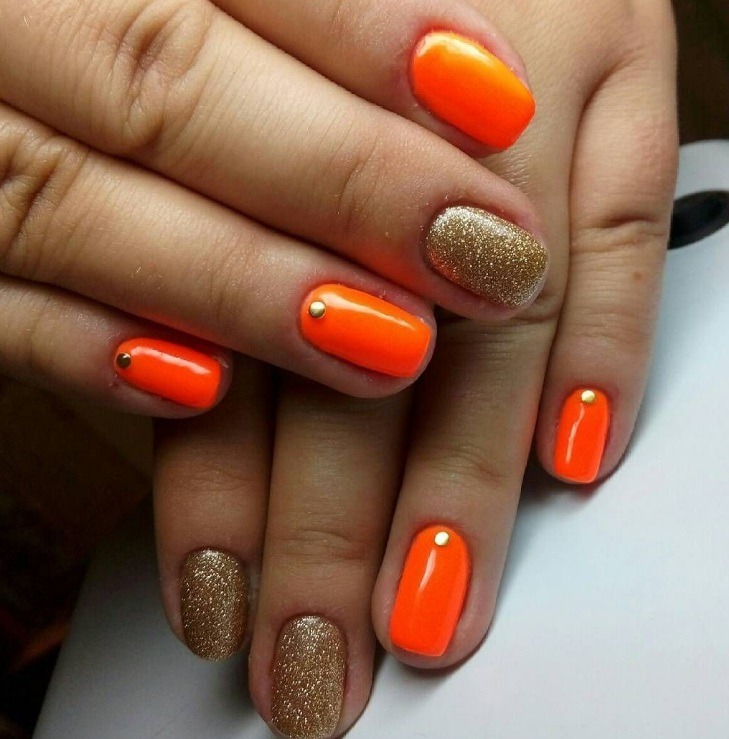 pomarańczowe paznokcie z neonem