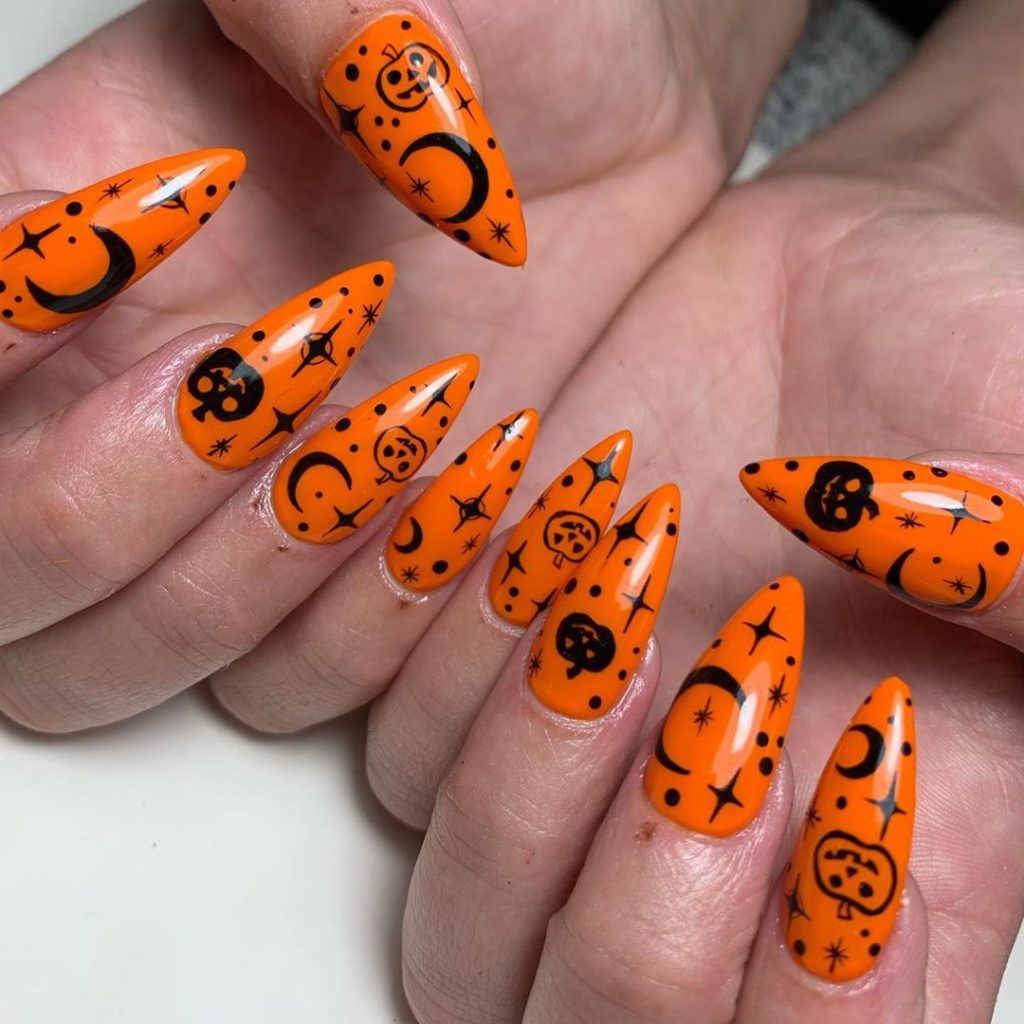 pomarańczowy manicure z wzorami na halloween