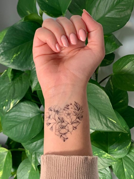 roślinny tatuaż na nadgarstku