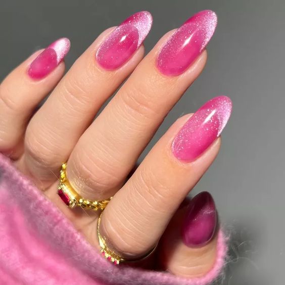 różowe paznokcie z brokatem