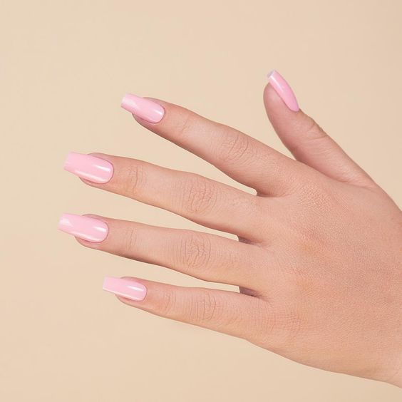 różowy manicure tytanowy