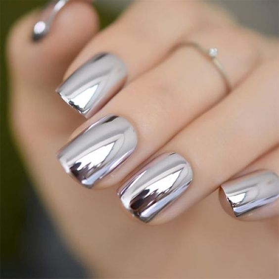 srebrne paznokcie kwadratowe