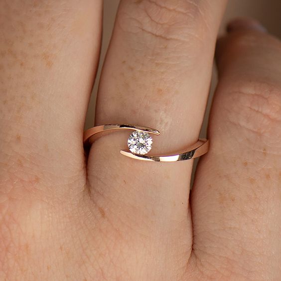 subtelny pierścionek zaręczynowy