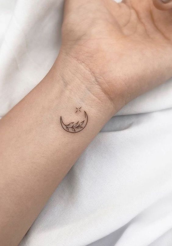 tatuaż księżyc z liścmi na nadgarstku