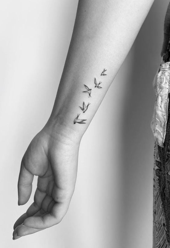 tatuaż na bok nadgarstka ptaki