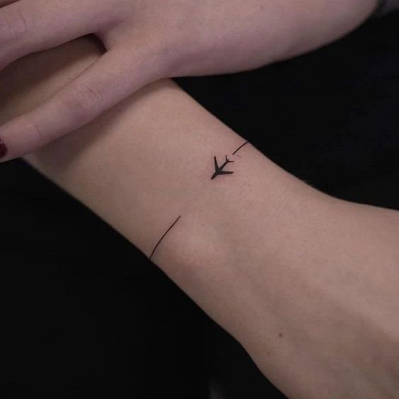 tatuaż na nadgarstek z samolotem