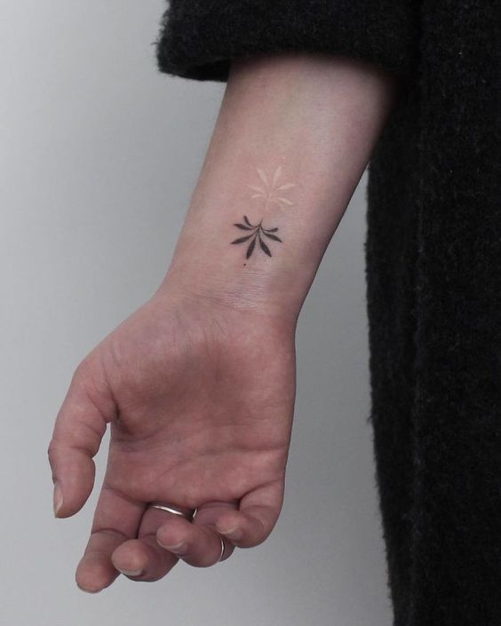 tatuaż na nadgarstku liście