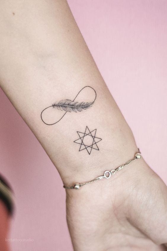 tatuaż na nadgarstku minimalistyczny