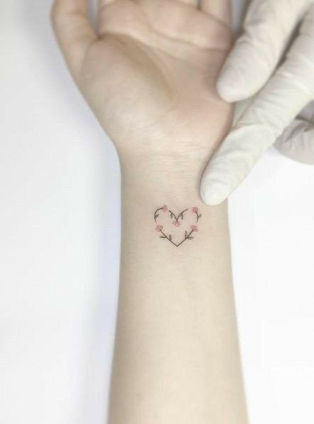 tatuaż na nadgarstku z sercem