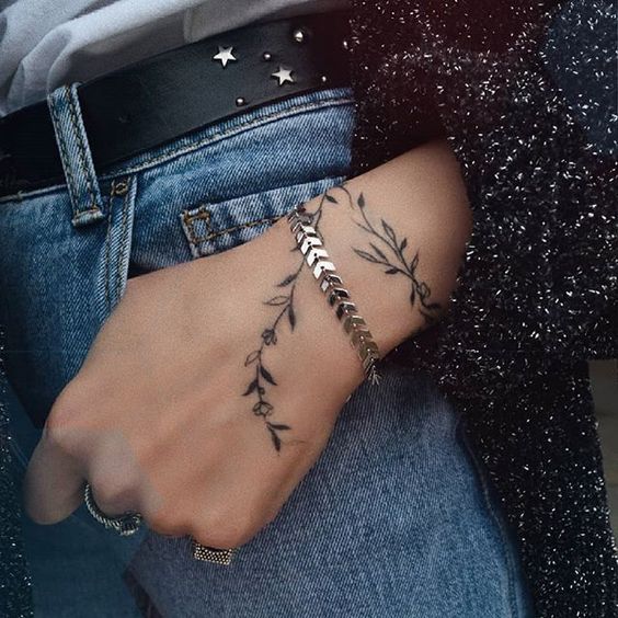 tatuaż oplatający nadgarstek