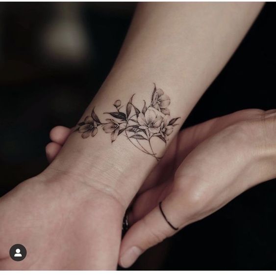 tatuaże na nadgarstku kwiaty