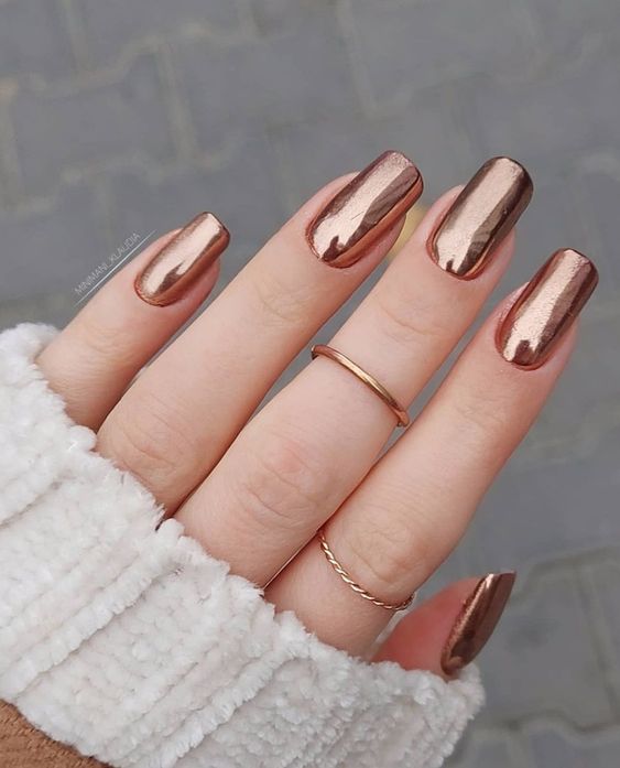 złote paznokcie metaliczne