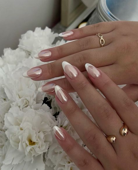 Białe perłowe paznokcie french