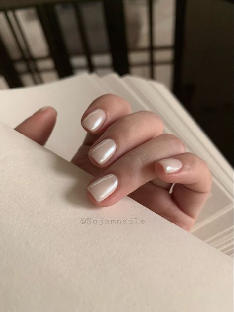 Białe perłowe paznokcie krótkie