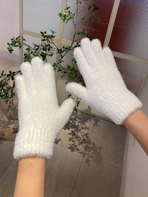 Białe rękawiczki zimowe damskie puchate