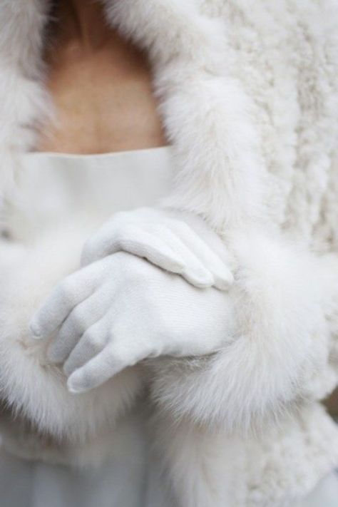 Białe rękawiczki zimowe damskie z futerkiem do czego nosić