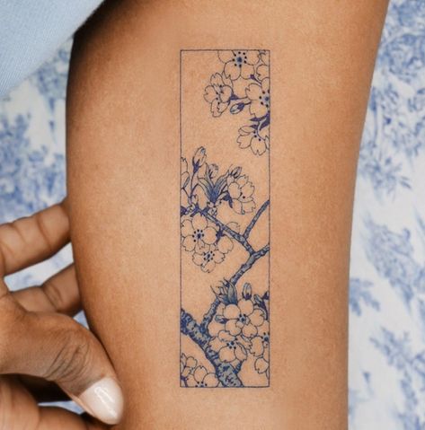Damski tatuaż sakura delikatny