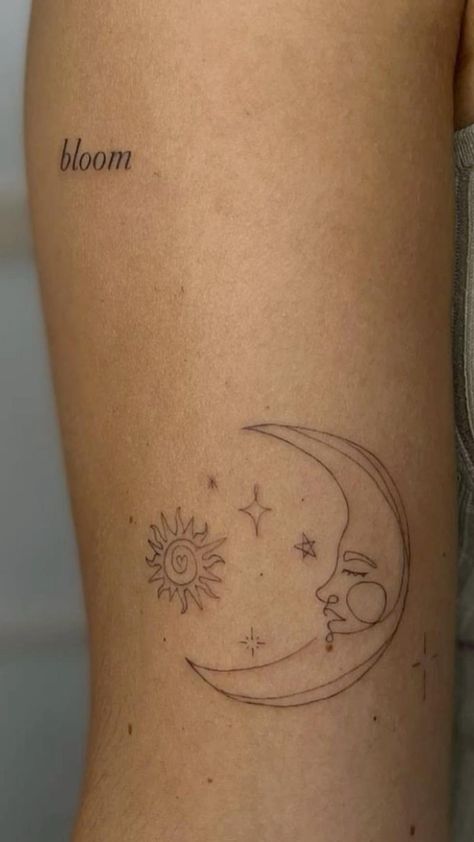 Delikatny tatuaż damski księżyc
