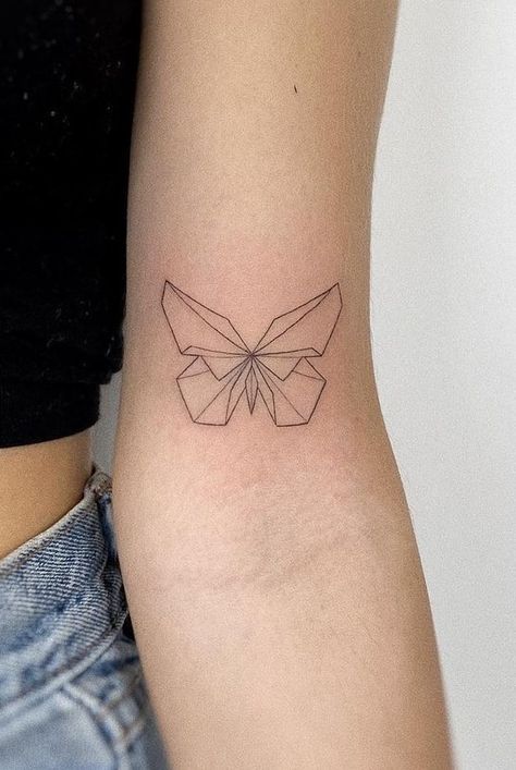 Delikatny tatuaż damski motyl